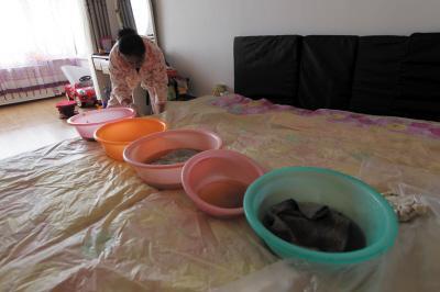 乌苏楼上漏水，住户失联，小区没物管，业主维权难！律师来支招……